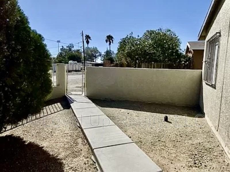 401 E Thoroughbred St - Photo 2 of 14