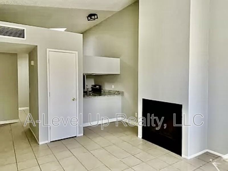 401 E Thoroughbred St - Photo 3 of 14