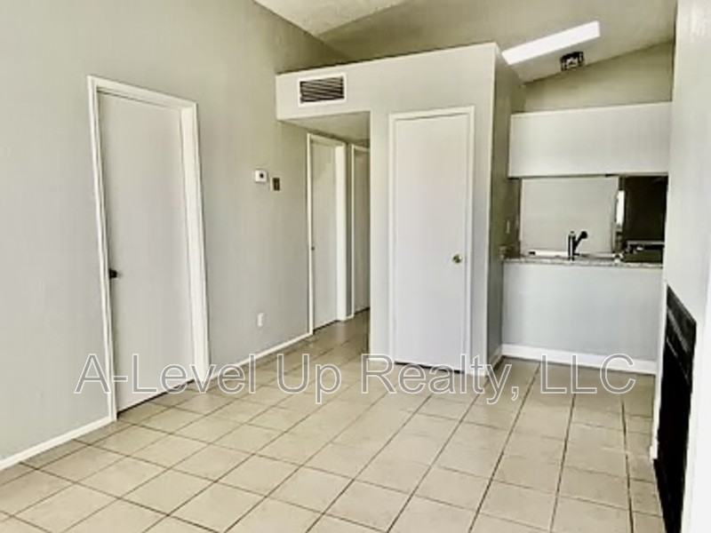 401 E Thoroughbred St - Photo 4 of 14