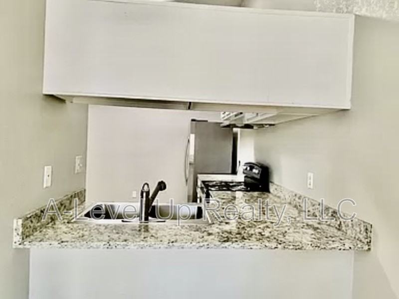 401 E Thoroughbred St - Photo 5 of 14