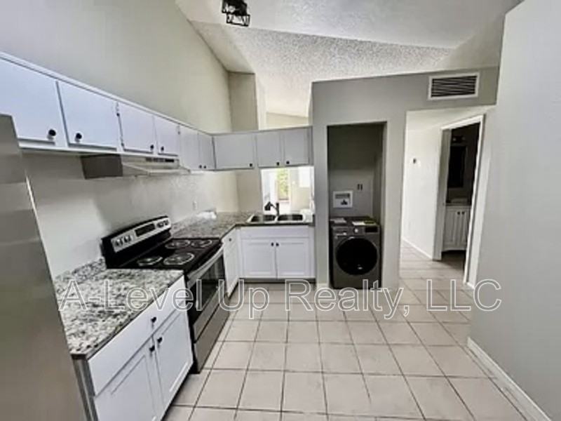 401 E Thoroughbred St - Photo 7 of 14