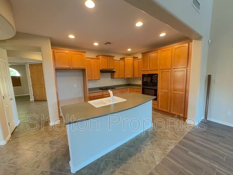 20877 W Court St - Photo 2 of 40