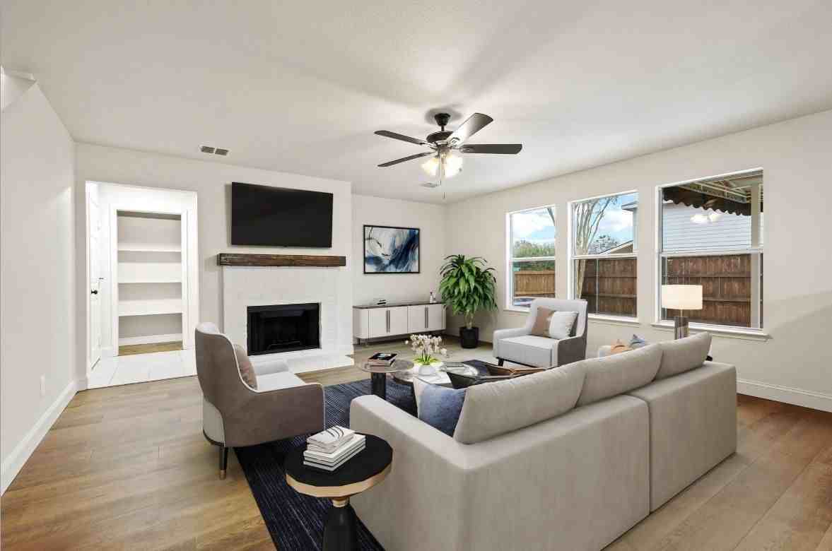 1713 Pebblebrook Ln - Photo 3 of 39