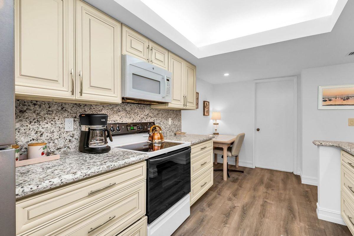 950 Egret Cir - Photo 2 of 13