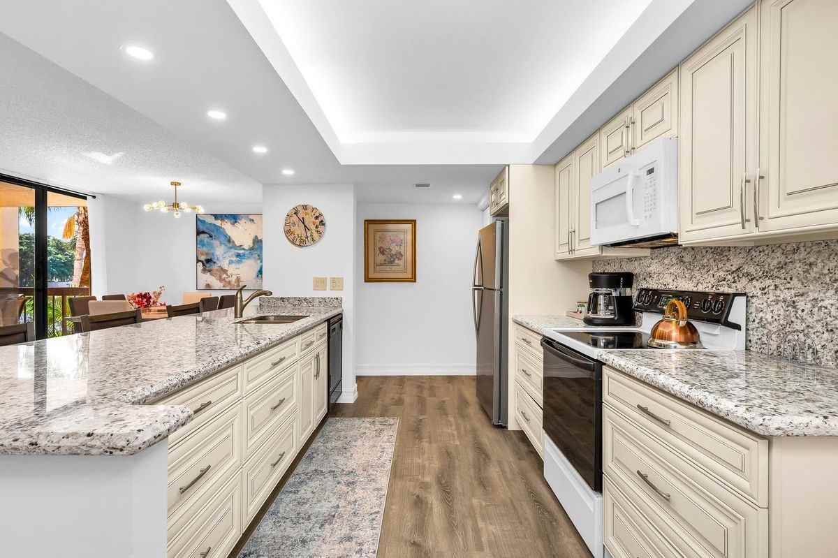 950 Egret Cir - Photo 3 of 13