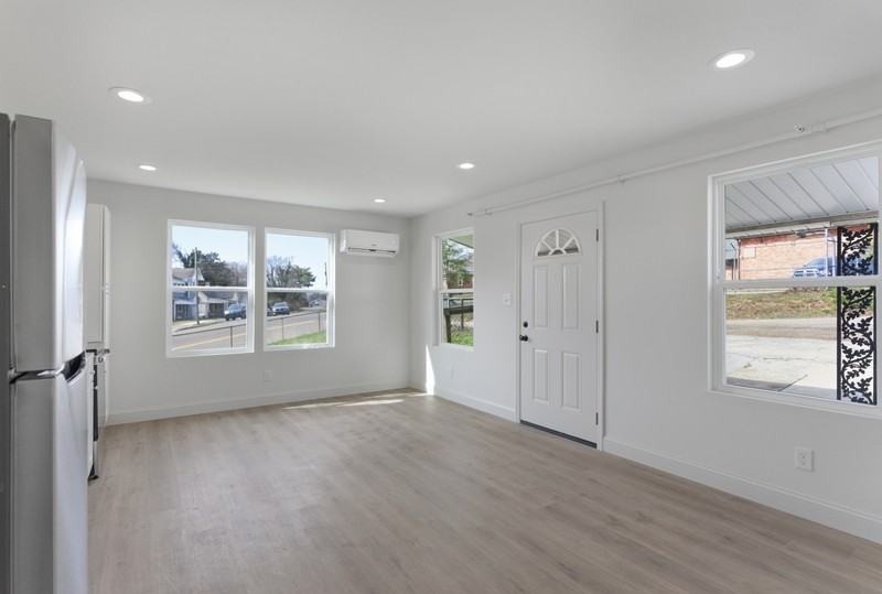 2303 Parkview Ave - Photo 2 of 10