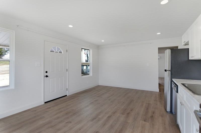 2303 Parkview Ave - Photo 4 of 10