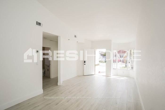 2723 W 73rd Pl - Photo 4 of 24