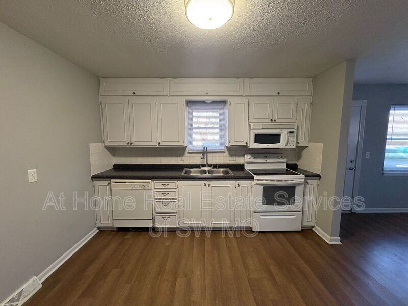 1164 S Hillcrest Ave - Photo 2 of 10