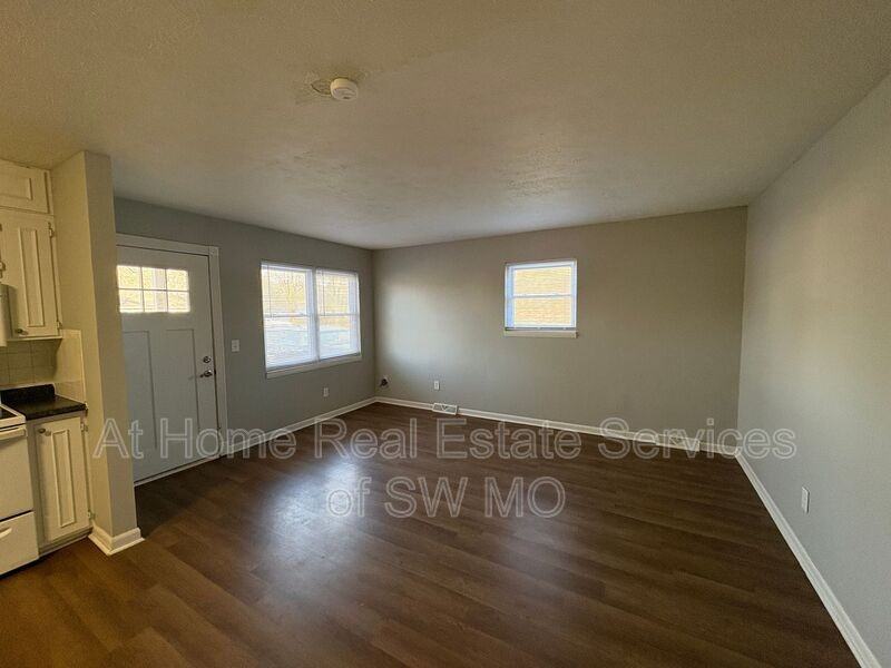 1164 S Hillcrest Ave - Photo 3 of 10