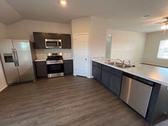 1623 E Houston St - Photo 5 of 19