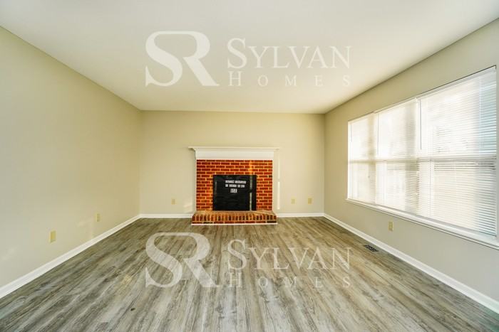 880 Suntree Dr - Photo 3 of 16