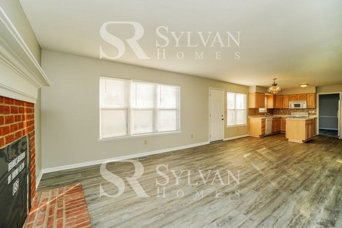 880 Suntree Dr - Photo 4 of 16