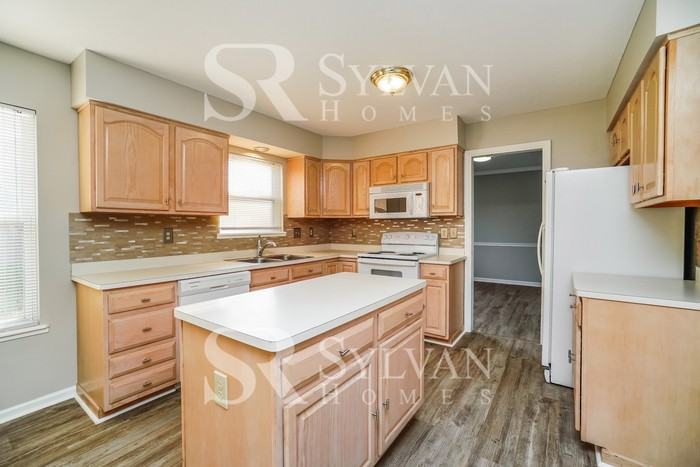 880 Suntree Dr - Photo 7 of 16