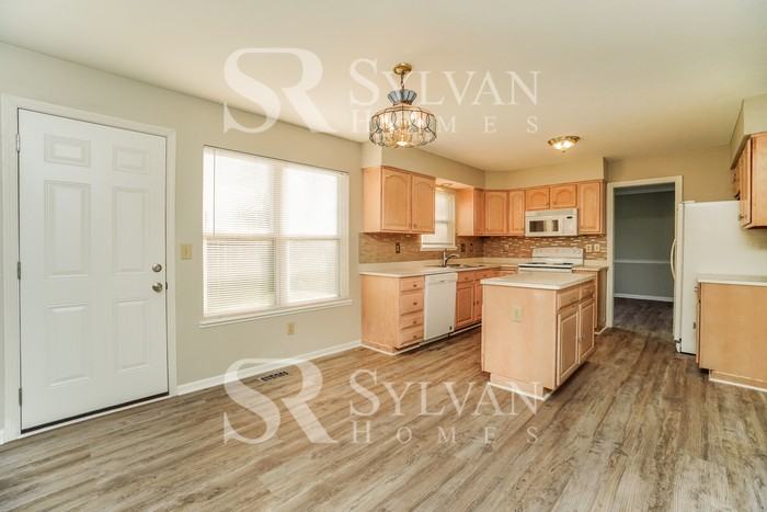 880 Suntree Dr - Photo 7 of 15