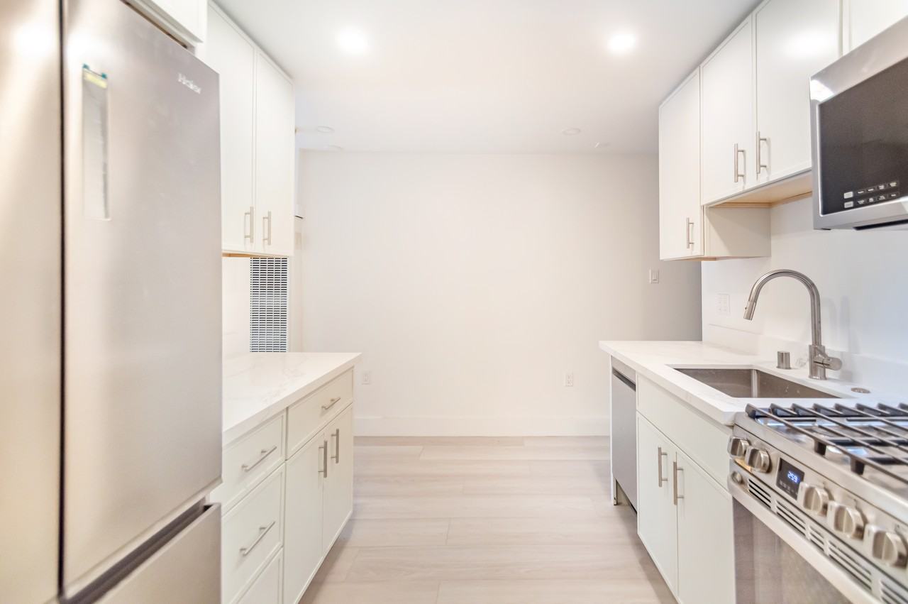 224 27th St #C - Photo 2 of 16