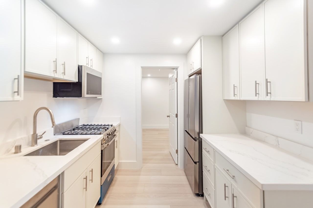 224 27th St #C - Photo 3 of 16