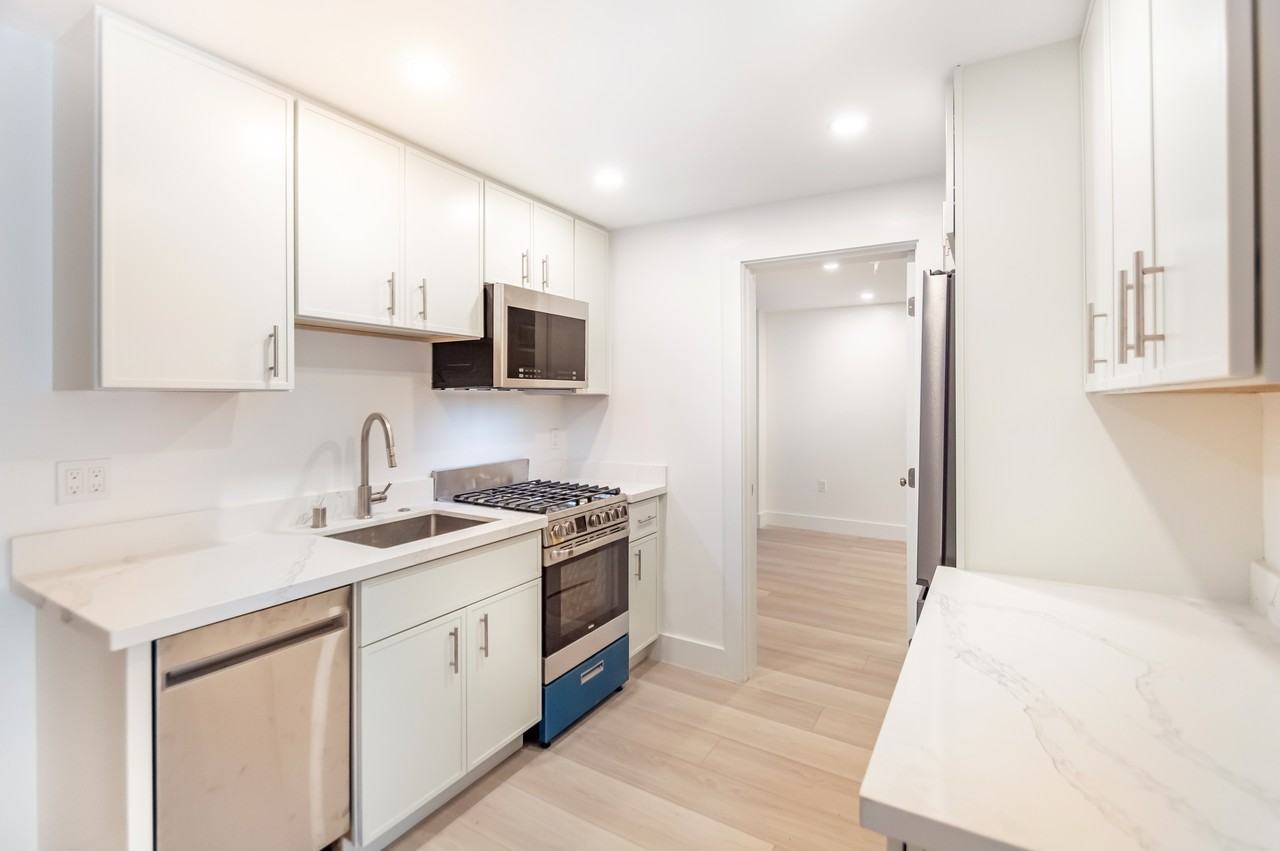 224 27th St #C - Photo 4 of 16