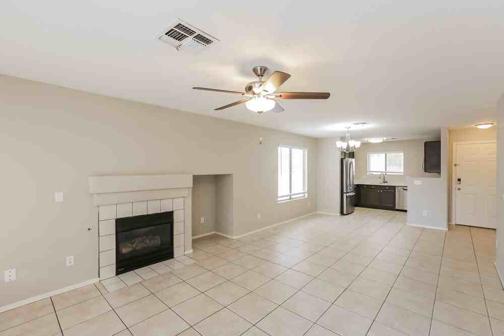 16083 W Monroe St - Photo 3 of 19