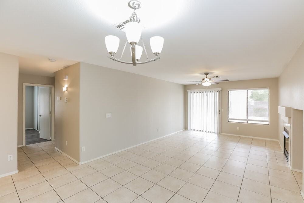 16083 W Monroe St - Photo 7 of 19