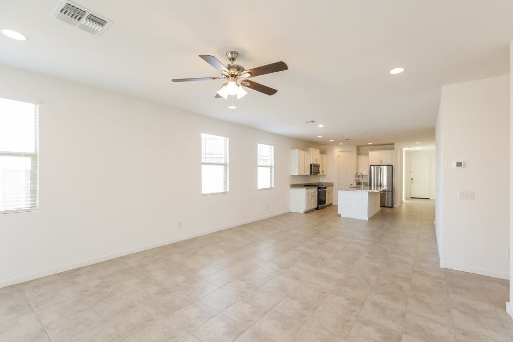 17484 W Sunnyslope Ln - Photo 4 of 16