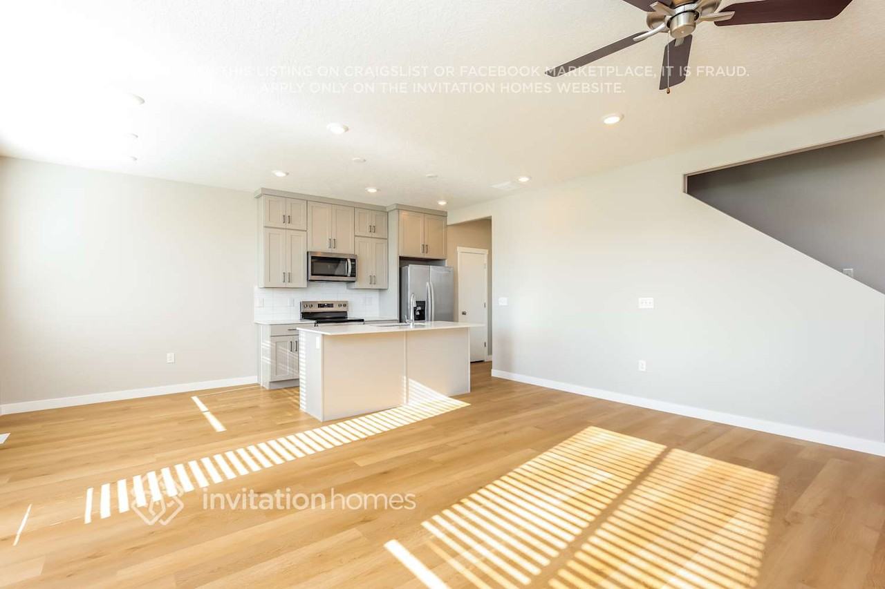 6064 W Lower Brook Ln - Photo 5 of 17