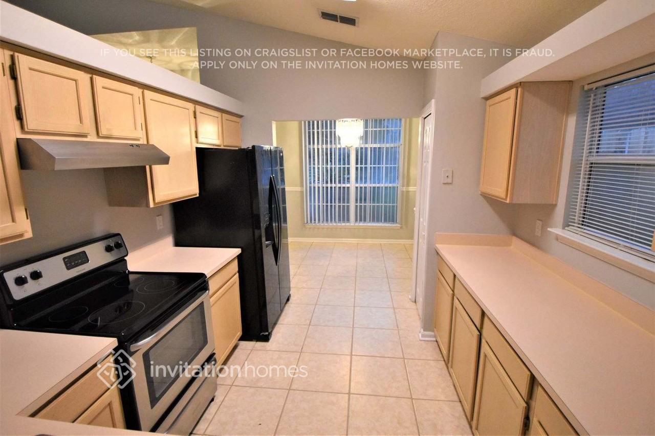 12258 Sutton Estates Cir W - Photo 4 of 12