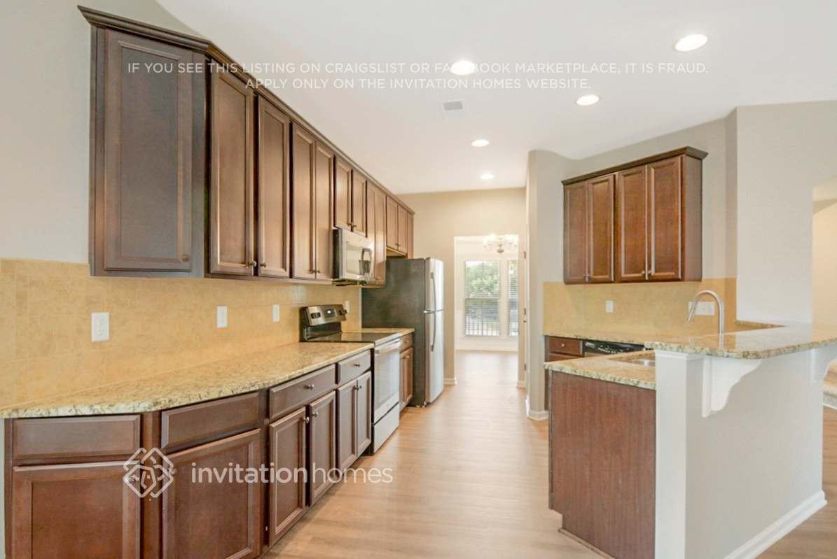 1012 Crinoline Ln - Photo 7 of 30