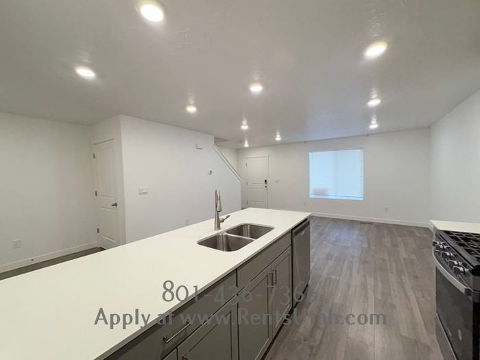 914 N Canvasback Dr #1 - Photo 5 of 50