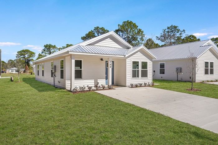 988 W 9th St - Photo 2 of 21