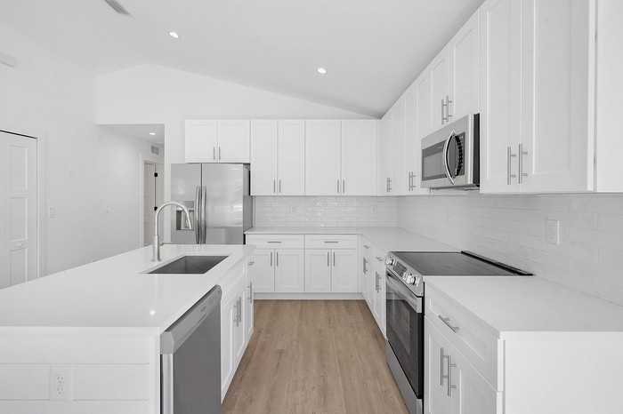 988 W 9th St - Photo 5 of 21