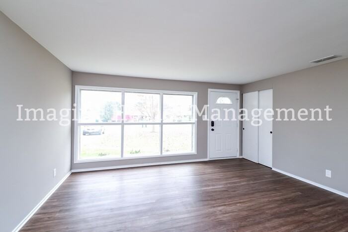 1879 Hillsdale Dr - Photo 4 of 15