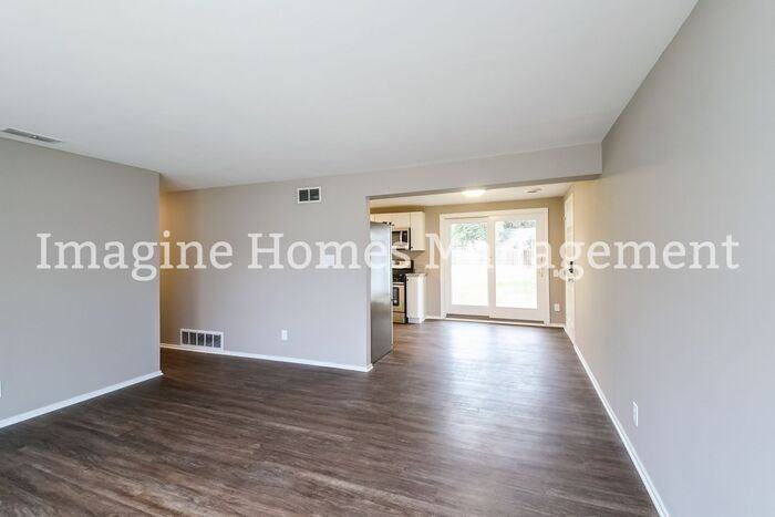 1879 Hillsdale Dr - Photo 5 of 15