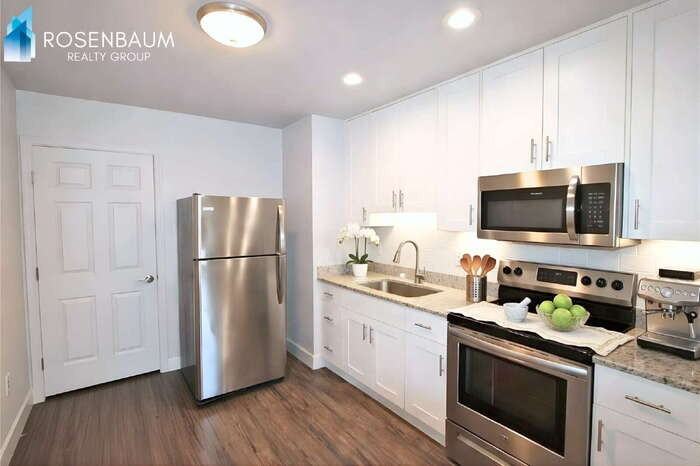 550 W 9th St #4 - Photo 3 of 9