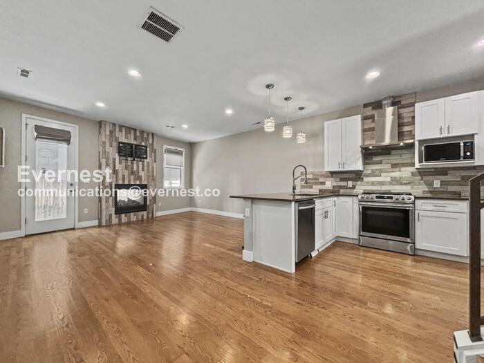 1225 Perry St - Photo 5 of 33