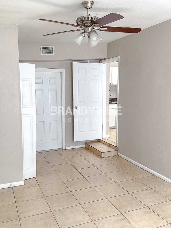 2016 E Crenshaw St - Photo 3 of 32