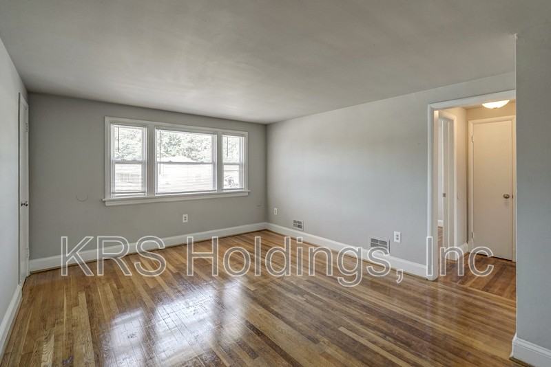 5427 Remuda Dr - Photo 3 of 8