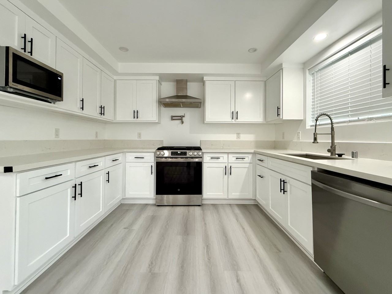 637 N Kingsley Dr #1-2 - Photo 3 of 12