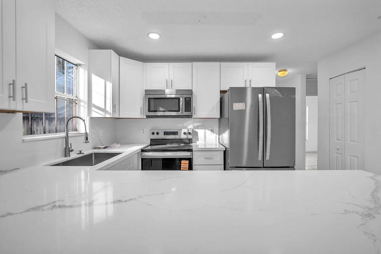 719 Sw 10th St #NA - Photo 3 of 10