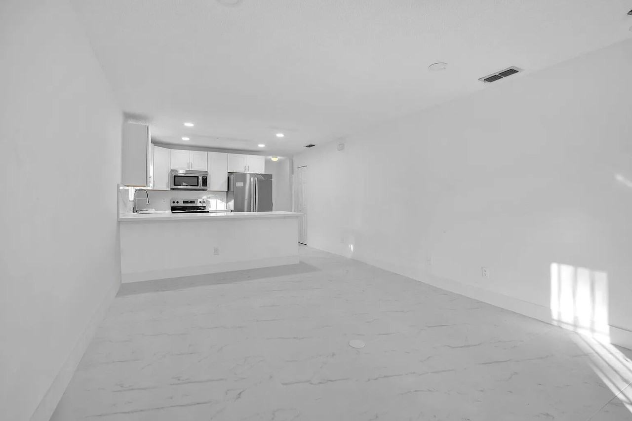 719 Sw 10th St #NA - Photo 4 of 10