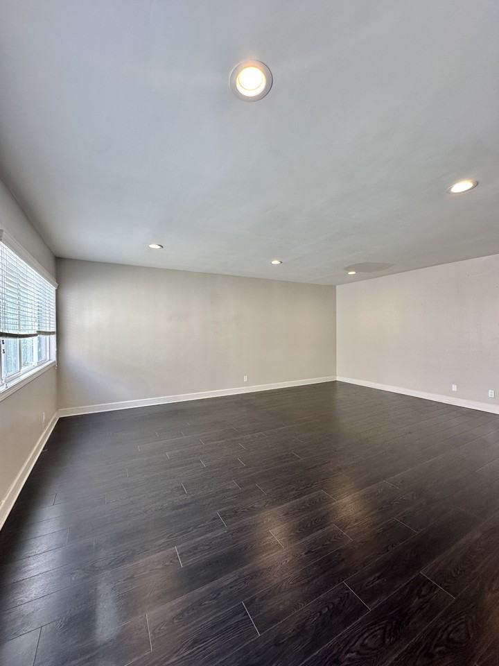 1124 N Sherbourne Dr #33 - Photo 2 of 12