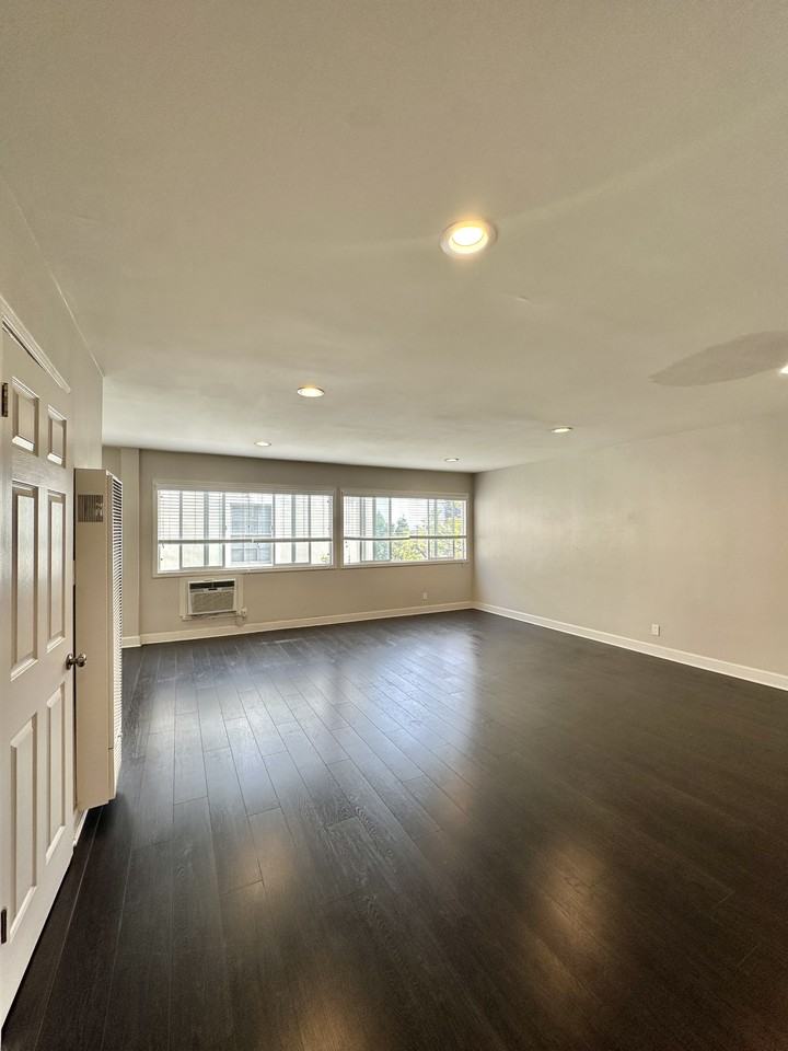 1124 N Sherbourne Dr #33 - Photo 3 of 12