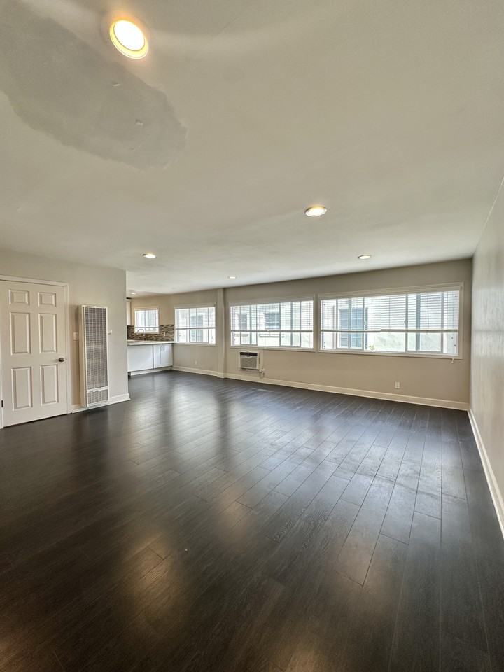 1124 N Sherbourne Dr #33 - Photo 4 of 12