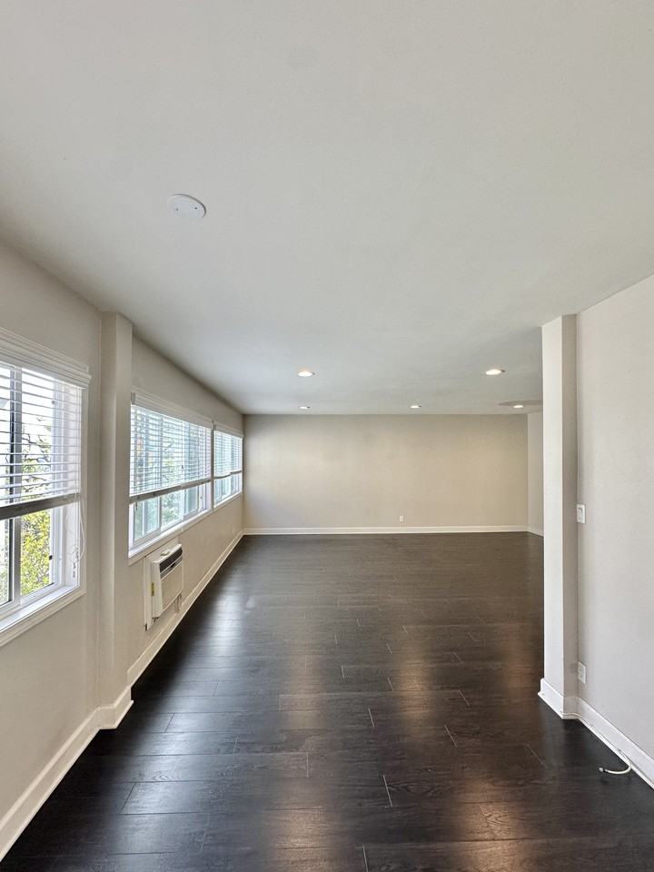 1124 N Sherbourne Dr #33 - Photo 5 of 12