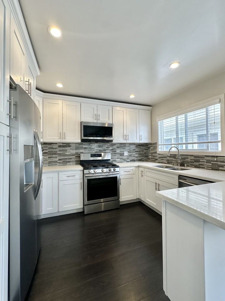 1124 N Sherbourne Dr #33 - Photo 6 of 12