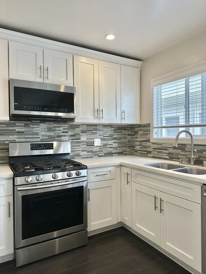 1124 N Sherbourne Dr #33 - Photo 7 of 12