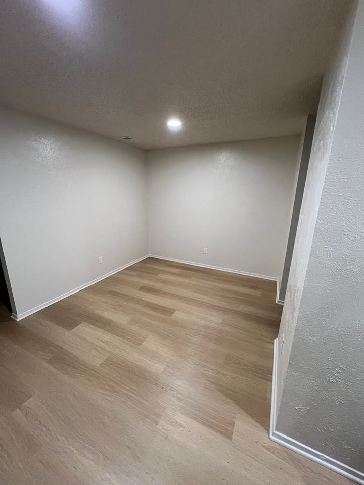 2800 Victory Dr #301 - Photo 6 of 15