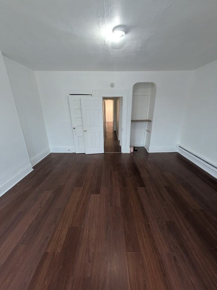 439 S River St #4 - Photo 3 of 10