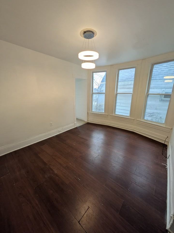 439 S River St #4 - Photo 5 of 10