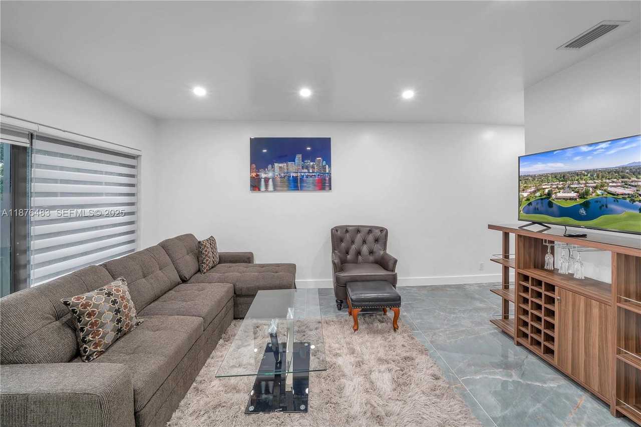 11223 Ne 9th Ct #11223 - Photo 4 of 15